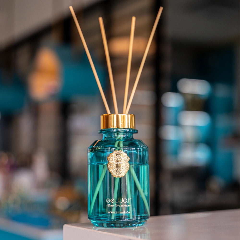 Transform your space with the Sewar Green Wonderland Reed Diffuser. This luxurious glass bottle diffuser features an exquisite metallic logo and a refined fragrance blend of jasmine, tuberose, and powdery accords, offering an elegant and long-lasting aroma.
