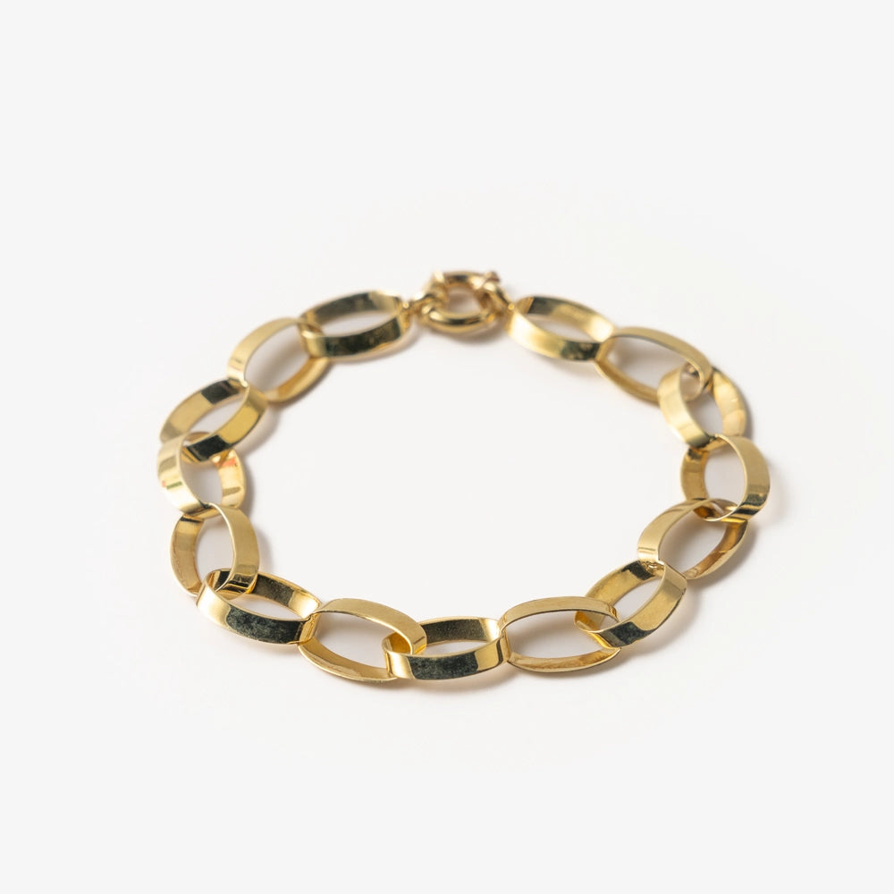 Elevate your style with our hand-crafted chain link necklace in gold-plated brass, featuring a butterfly closure and a logo plaque. A chic accessory for any occasion!
