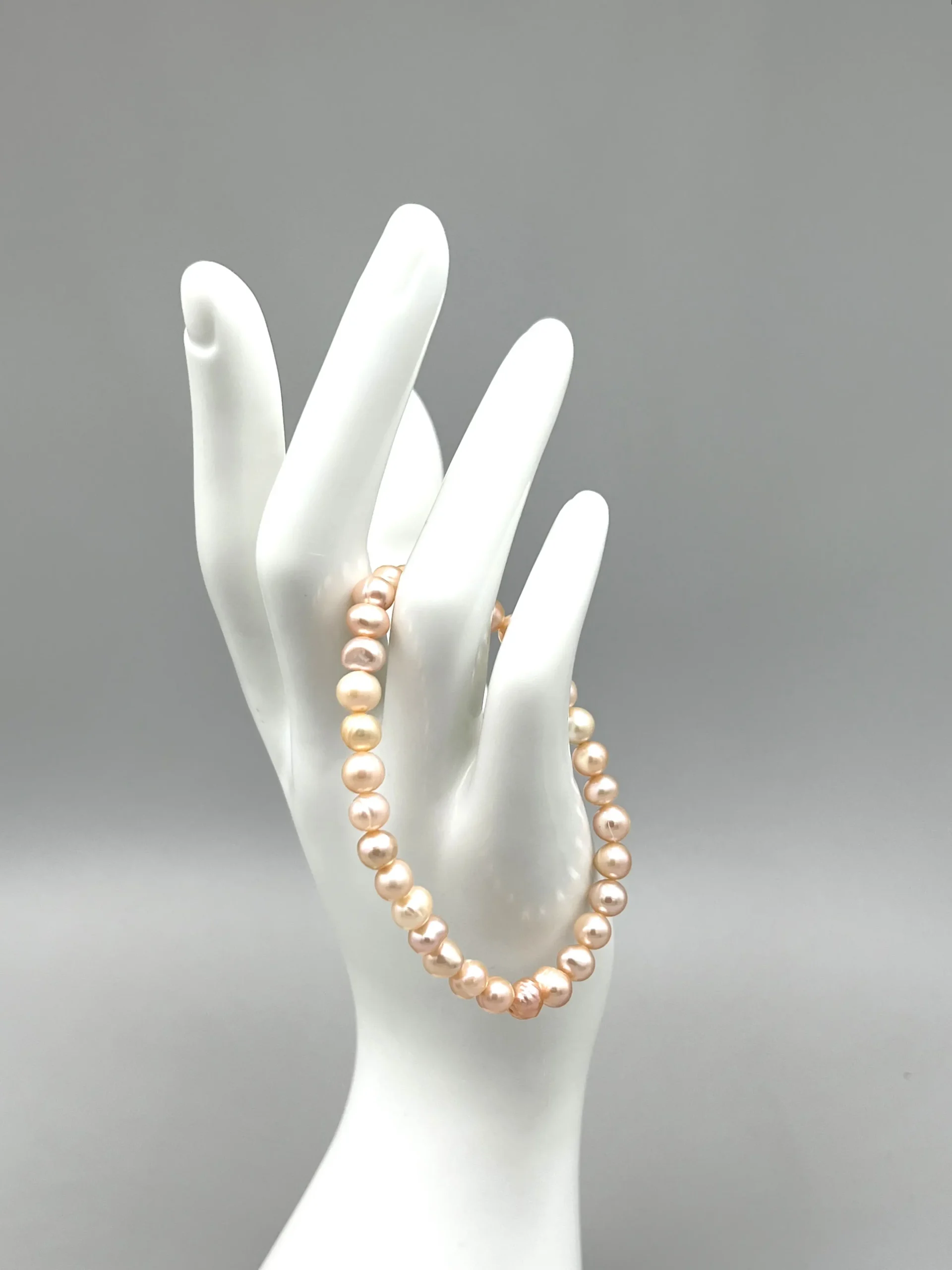 Pearl bracelet in light salmon color